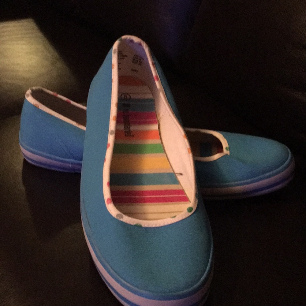 Shoes - Picture 2 of 8